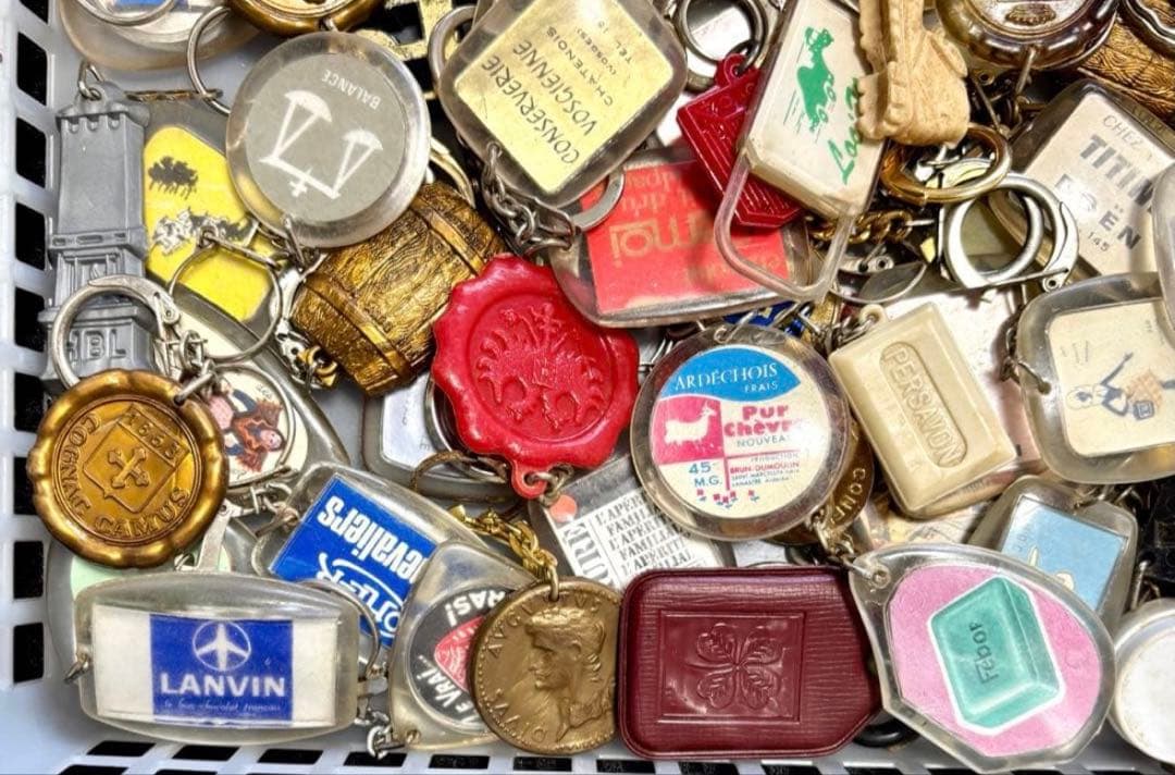 24【100個まとめて!】ヴィンテージ フランスフレンチ キーホルダー