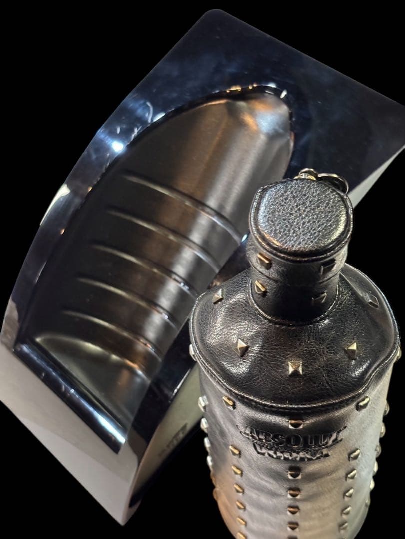 スタッズ付きブラックメタルワインラックプラスレザーボトルカバー2点セット