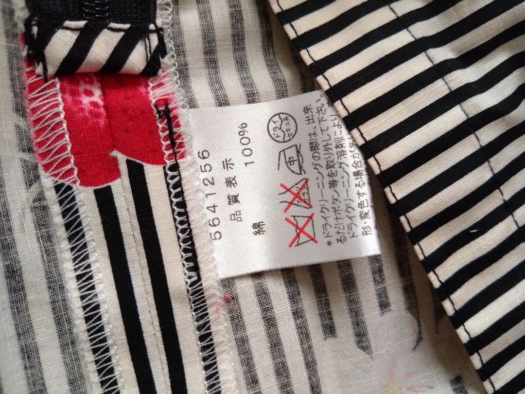 エミキュ ストライプ苺プリント ノースリーブワンピース