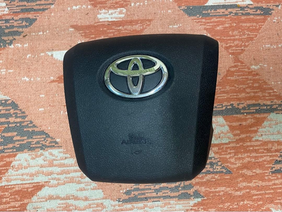 プリウス50系 ステアリングコントロールパネルとステアリングホーンパッド