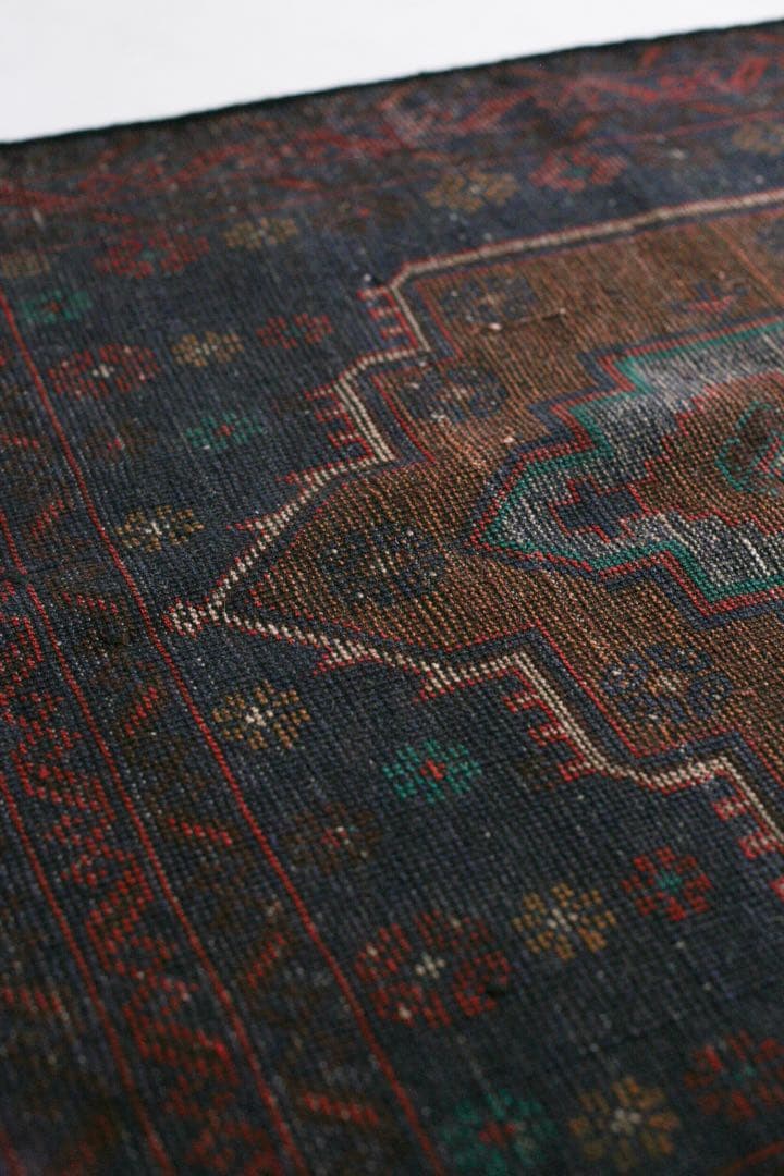 145cm×84cm バルーチ　トライバルラグ　ヴィンテージラグ　リビングサイズ