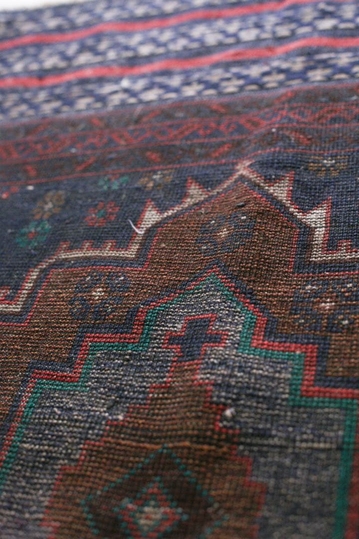 145cm×84cm バルーチ　トライバルラグ　ヴィンテージラグ　リビングサイズ