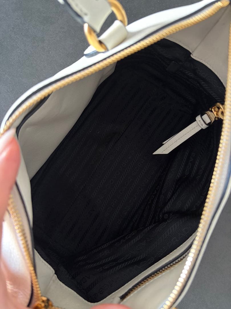 【美品】PRADA ホワイトレザーハンドバッグ