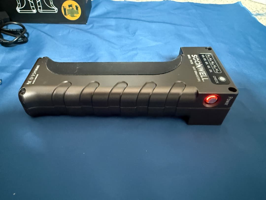 世界初ハンドル一体型：PH70 ハンドル型バッテリー＋充電器