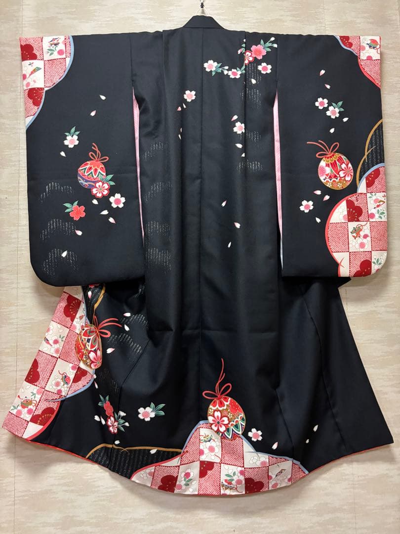 七五三　7歳女の子　着物セット　黑地に手毬と桜　市松　金刺繍