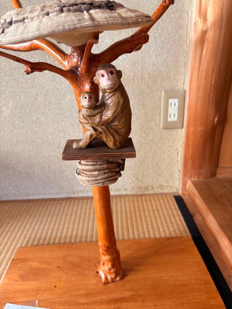 木製アートオブジェ 猿と貝殻風装飾