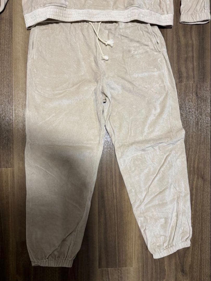 森下直哉着用 Nastoys ベロアセットアップ