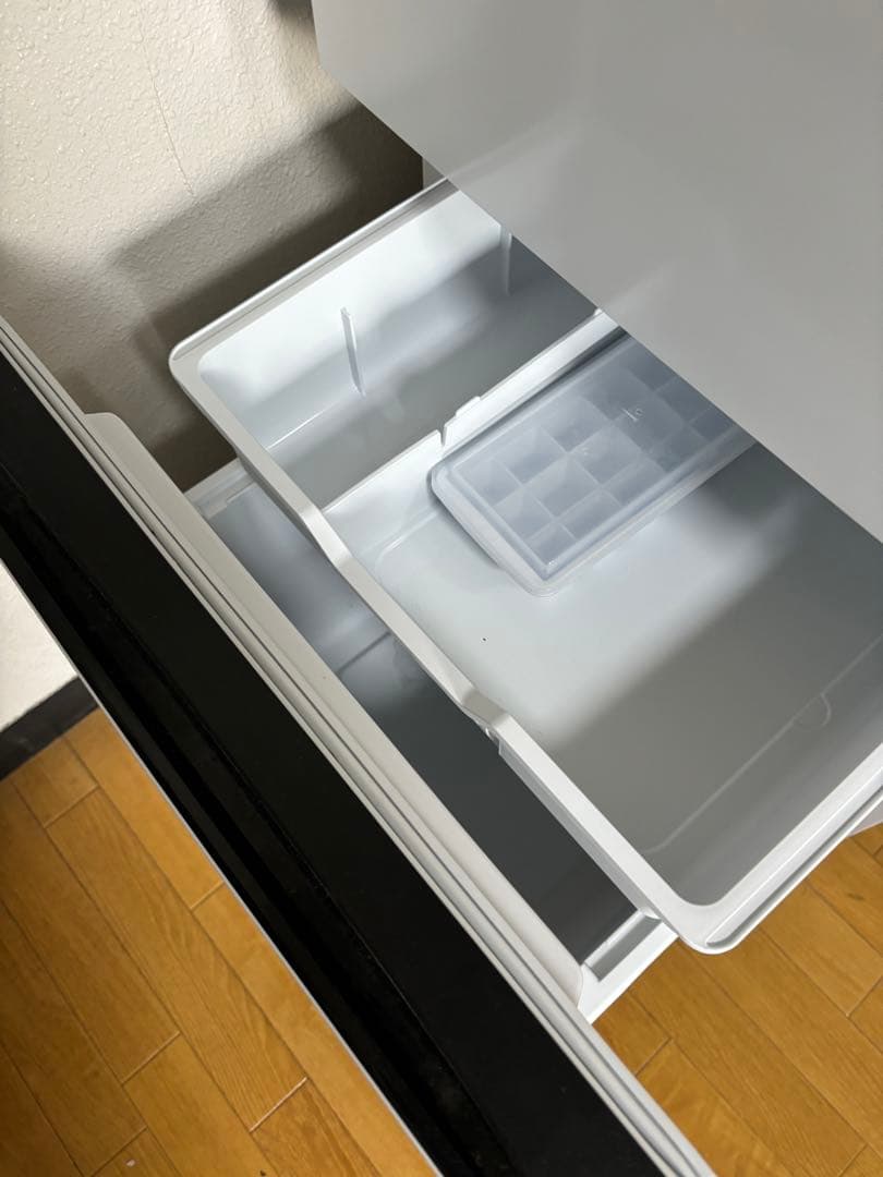 Hisense ホワイト冷蔵庫 ガラス棚3段