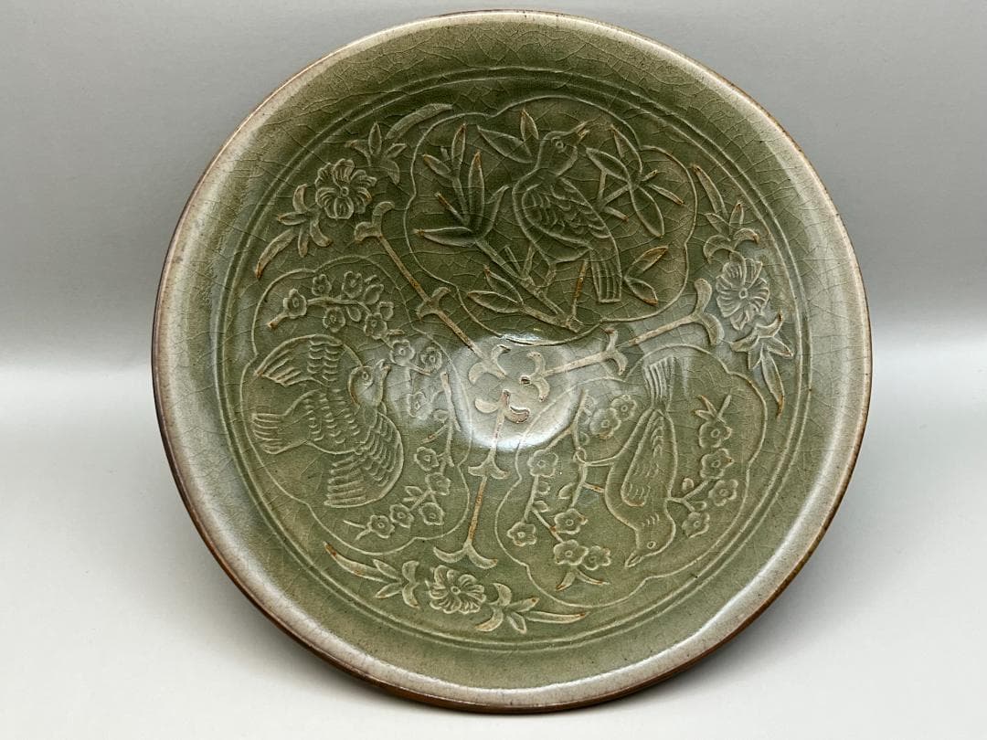 【海】耀州窯　宋代　青磁刻花梅花鳥文茶碗　高級箱付　天目釉 骨董品  中国美術品