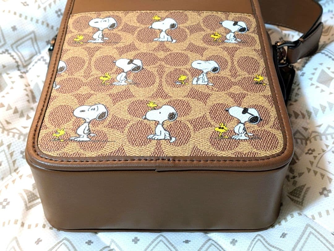 サリバン クロスボディ バッグ・シグネチャー キャンバス・スヌーピー プリント