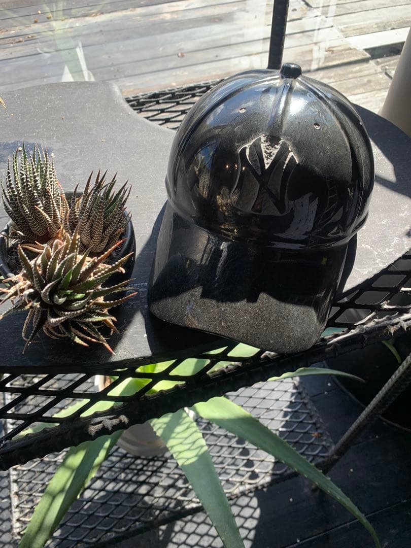 野球帽　石のオブジェ　ニューヨークヤンキース　ベースボールキャップ