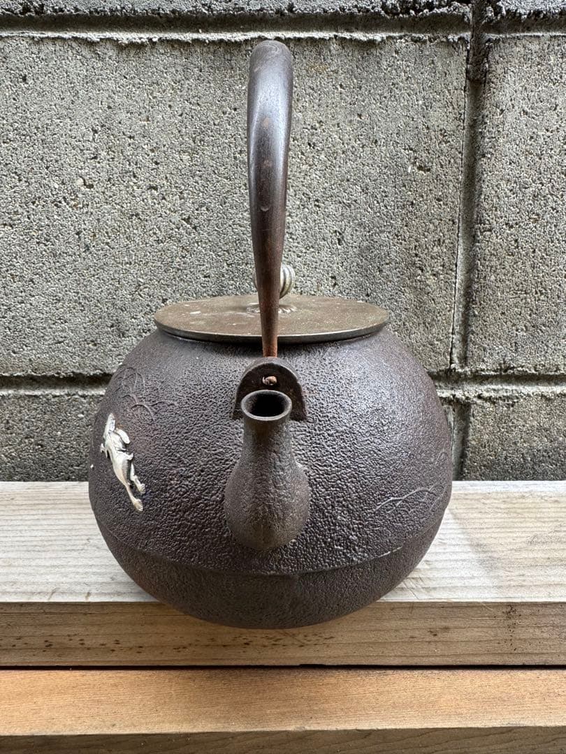 鉄製浮彫り動物模様の鉄瓶 銀象嵌　金粒