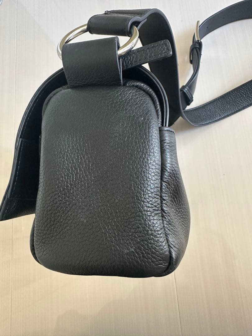 ビアズリー レザーボディバッグ レザーリング ブラック BEARDSLEY