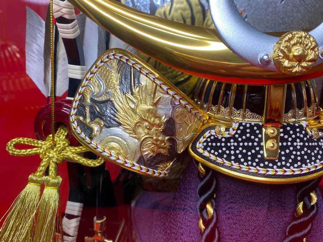 上杉謙信　五月人形　兜飾り　六角パノラマアクリルケース入