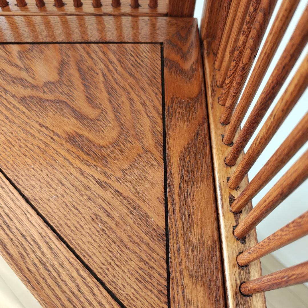 コロン: 木製コーナーラック スラットデザイン