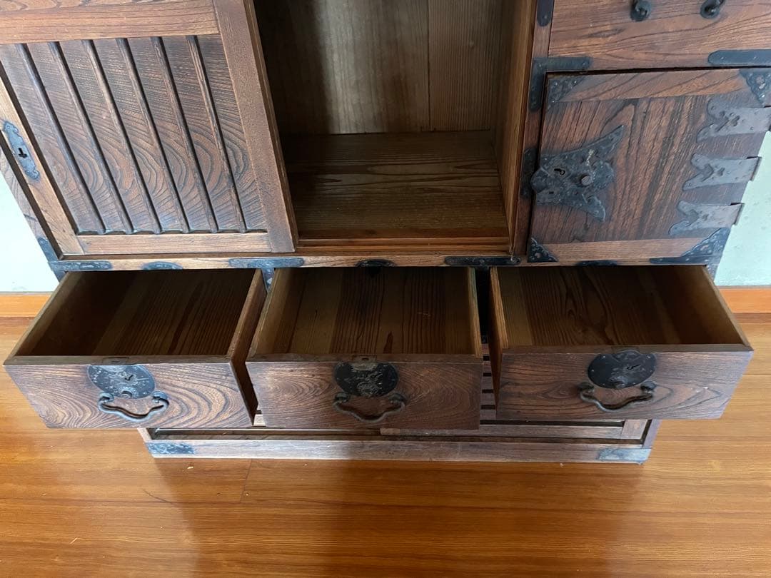 伝統的な日本の木製タンス