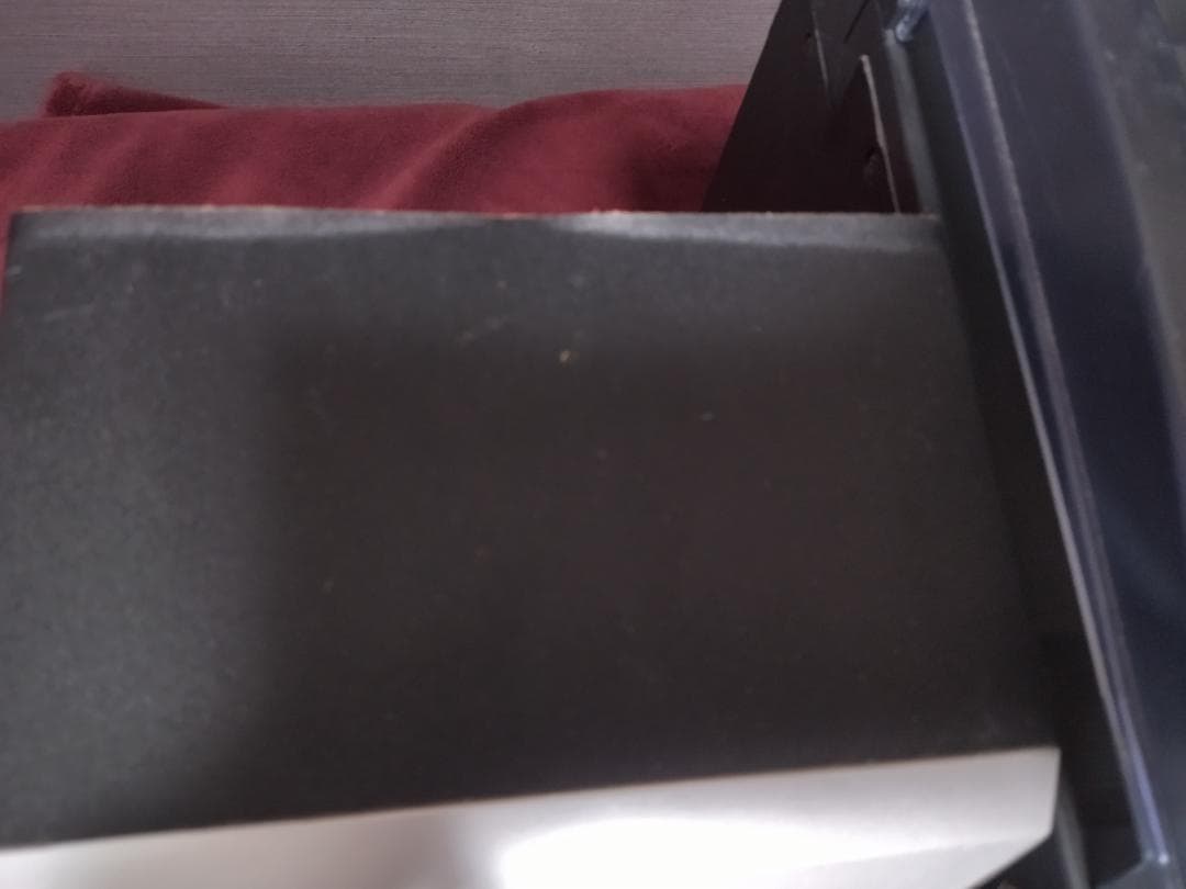 カセットテープ、レコード、3枚CDチェンジャー、USB、SDカード、AM/FM