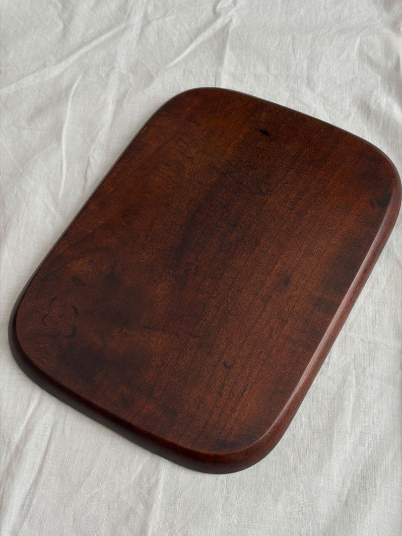 いい木味の木地盆 木製 角盆 膳 お盆 無垢材 桜文様彫刻 古道具 古民具 酒器