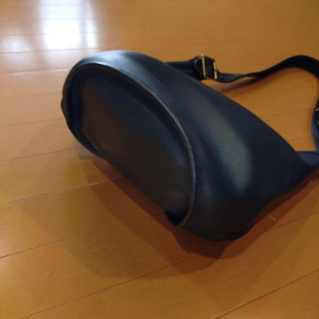 黒いレザーショルダーバッグ