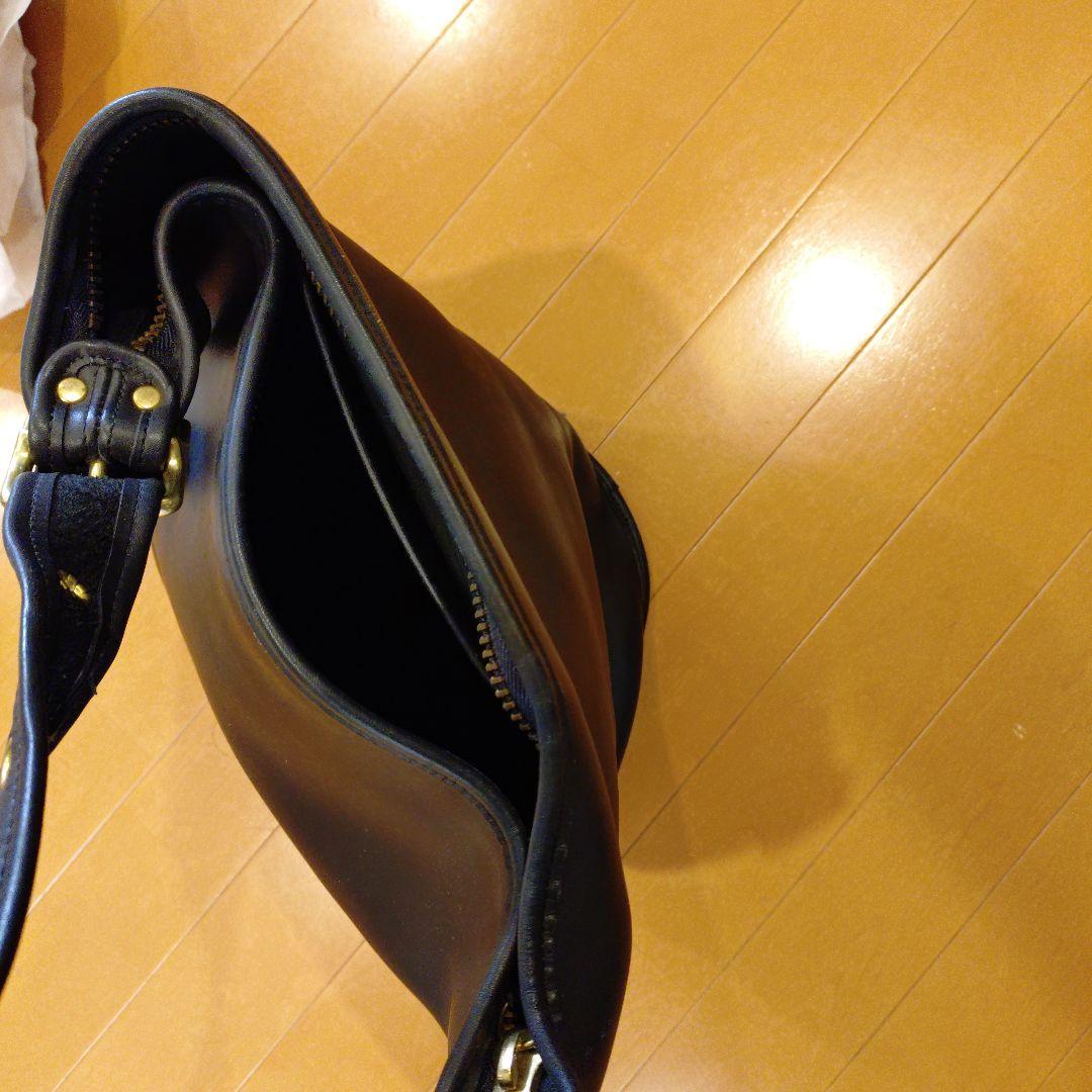 黒いレザーショルダーバッグ