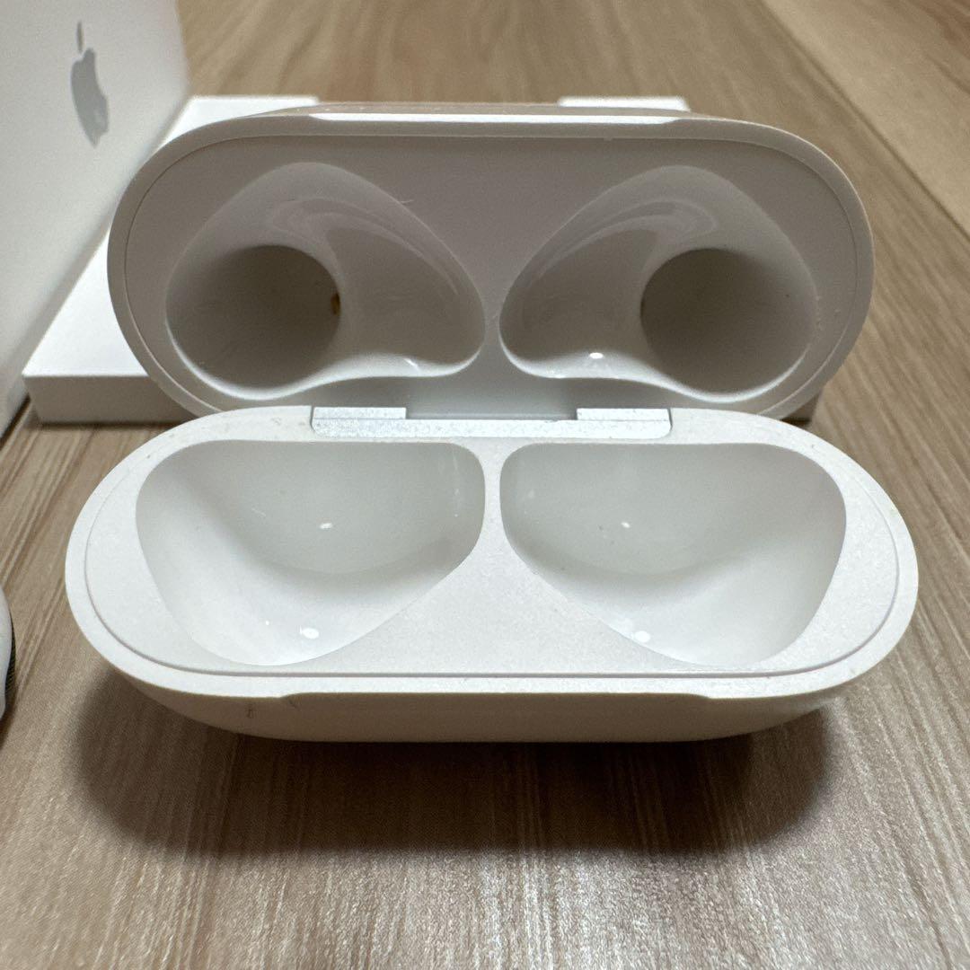 AirPods4 ノイズキャンセリング搭載　本体