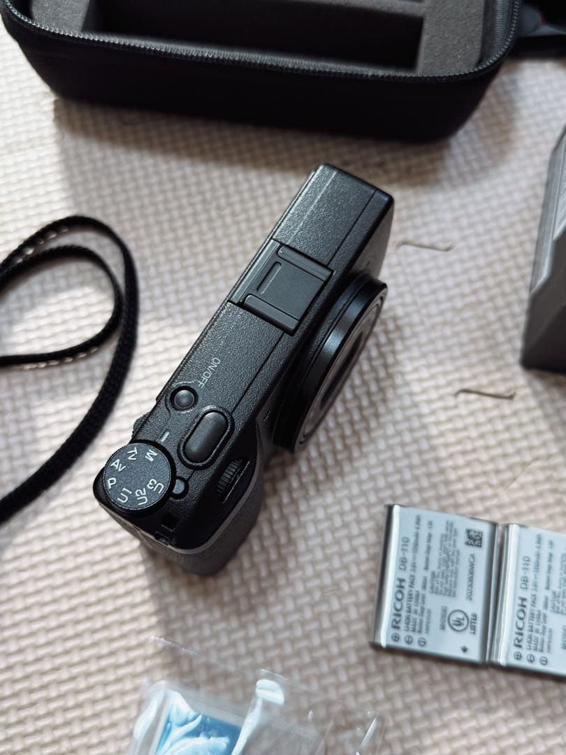 RICOH GR III コンパクトデジタルカメラ　フラッシュと多数おまけ