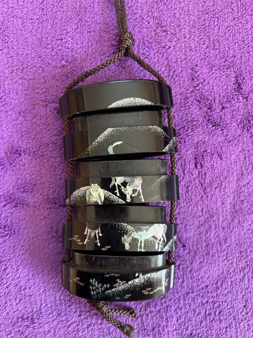 螺鈿 漆塗り 馬の絵柄 来年の干支 根付 印籠