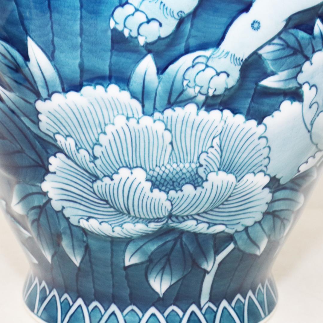 藤井勝雲 染付波渕牡丹獅子図 花瓶　壺　有田焼　染錦　共箱