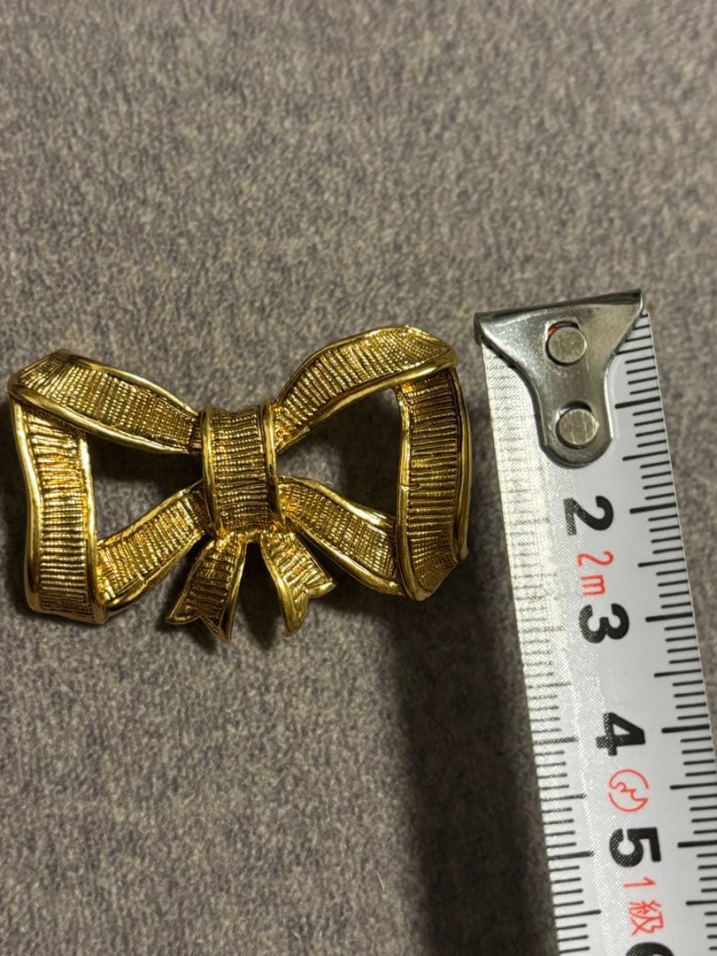 リボン型 金色ブローチ YSL サンローラン