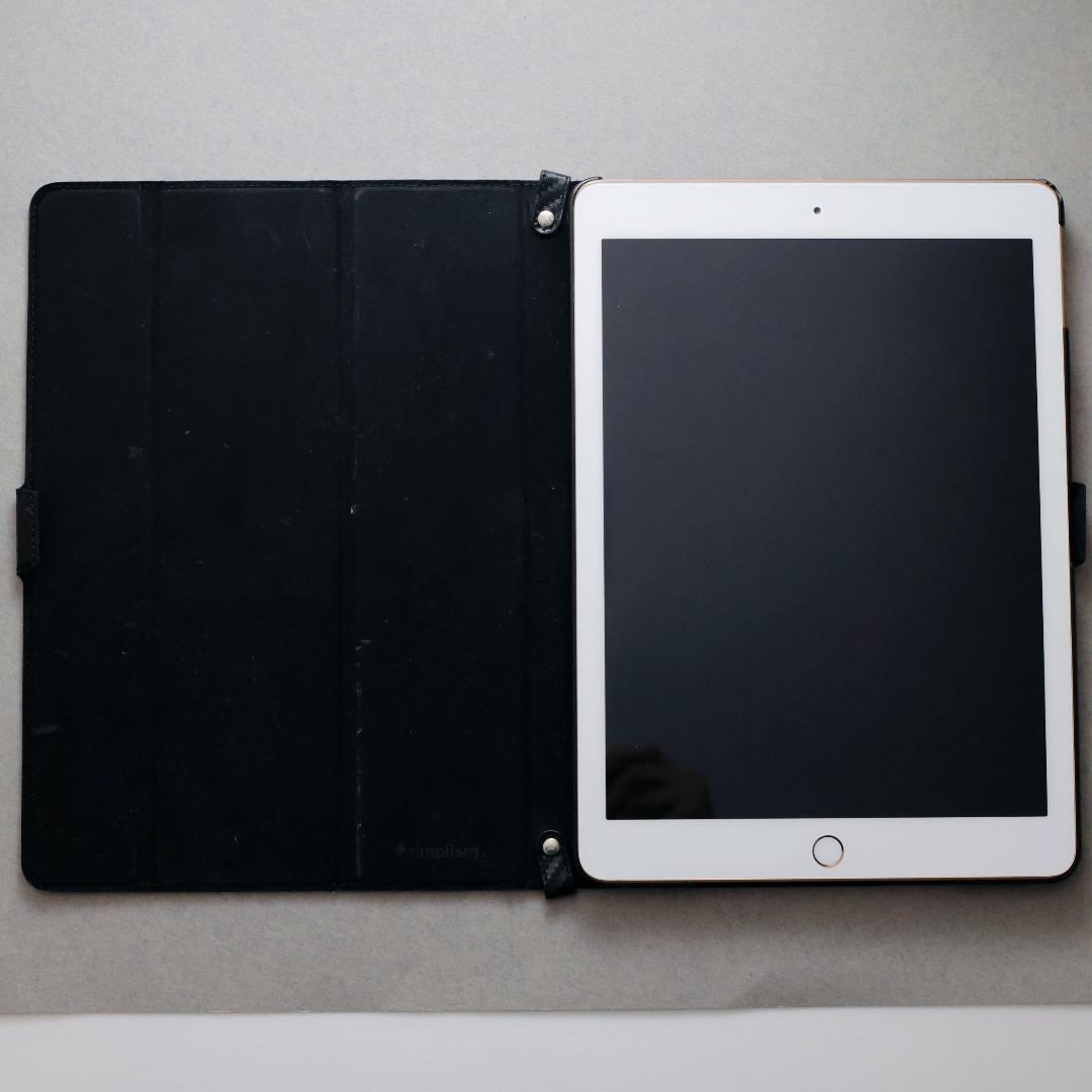 iPad 9.7 第6世代 Wi-Fi 32GB ゴールド スタンドケース付き