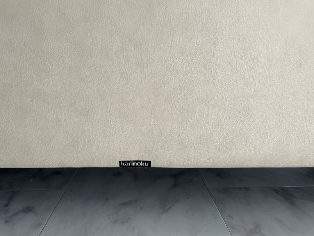 カリモク⭐︎ベージュ⭐︎レザー３人掛けソファ