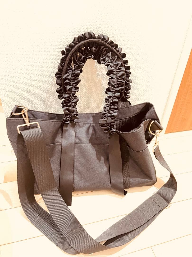 gotpiva フリル付きブラックキャリーバッグ