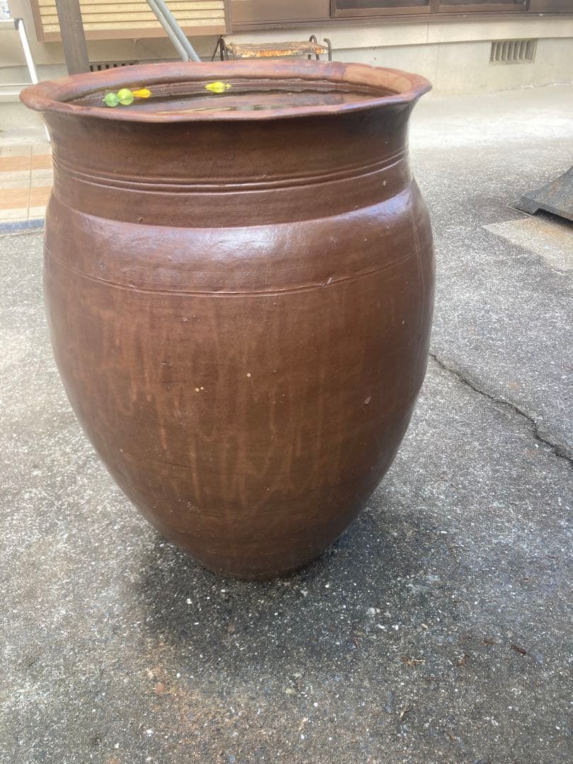 訳あり。大瓶。水瓶 睡蓮鉢。高さ66cm 。口径43cm。 明るい常滑焼風。