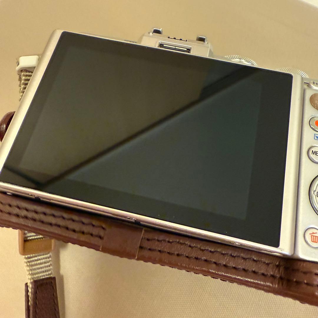 オリンパス　　pen e pl8 カバー　バッテリー　充電器　レンズ　カメラ