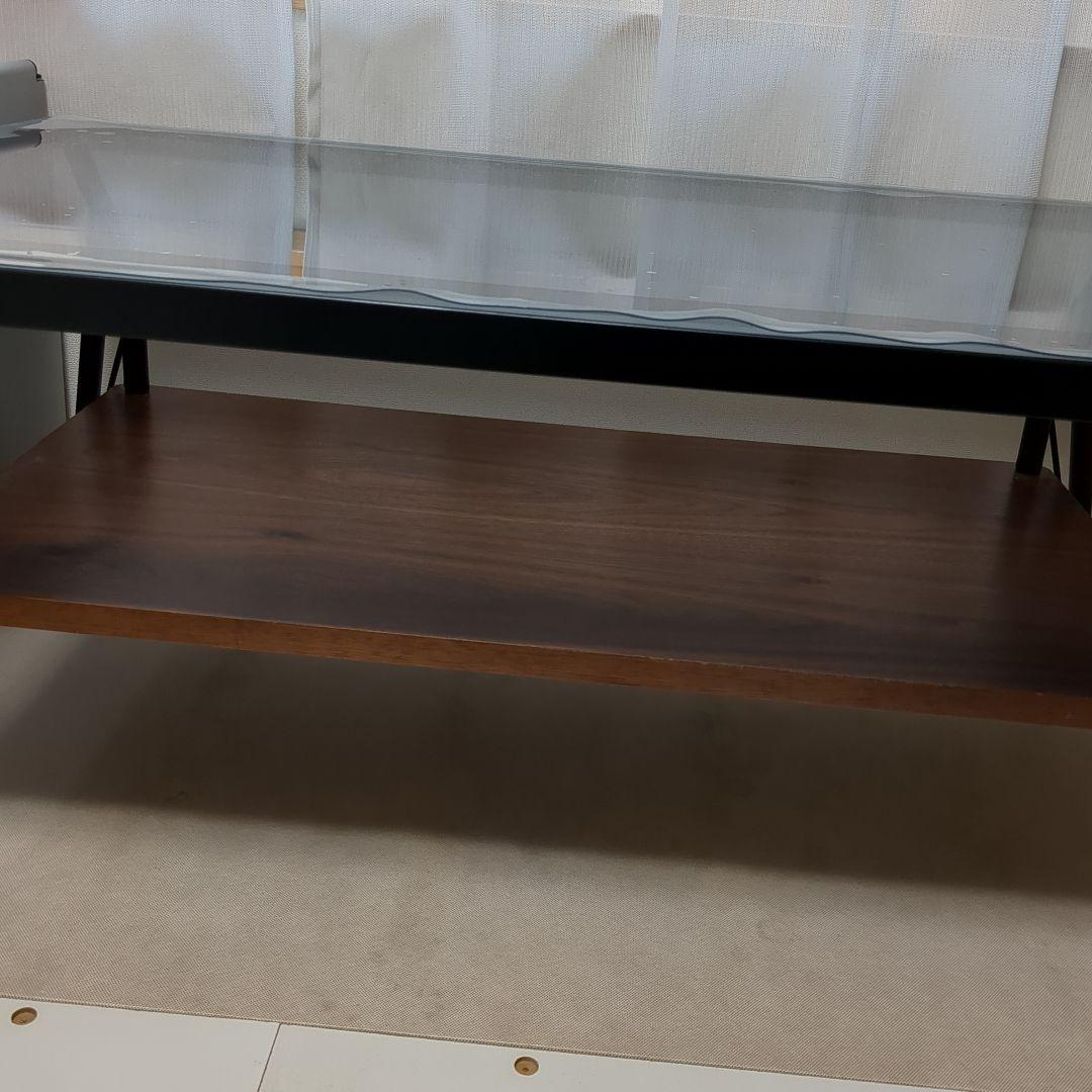 ガラス天板のモダンテーブル