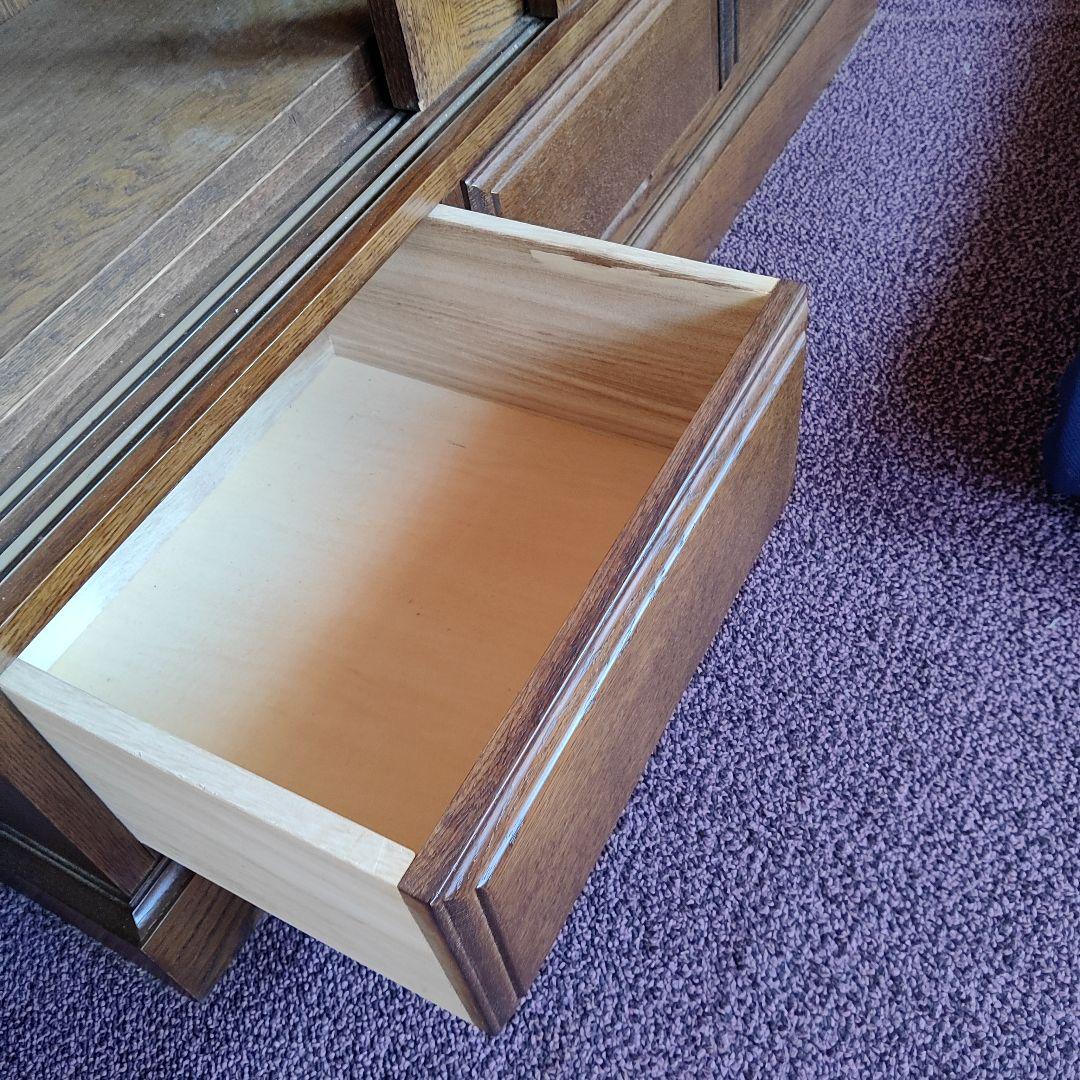 木製ブラウン良品本棚 ガラス扉、引き出し3つ付き中古