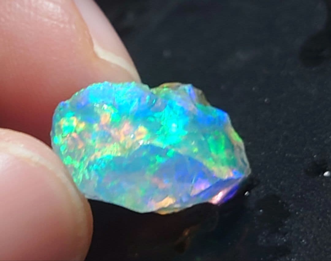 エチオピアウェロ産　チョーク　オパール　鉱物標本　原石　虹色