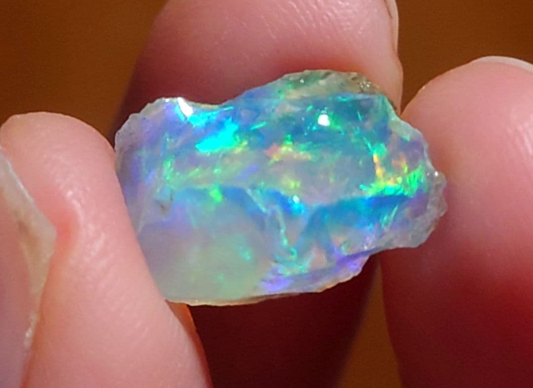 エチオピアウェロ産　チョーク　オパール　鉱物標本　原石　虹色