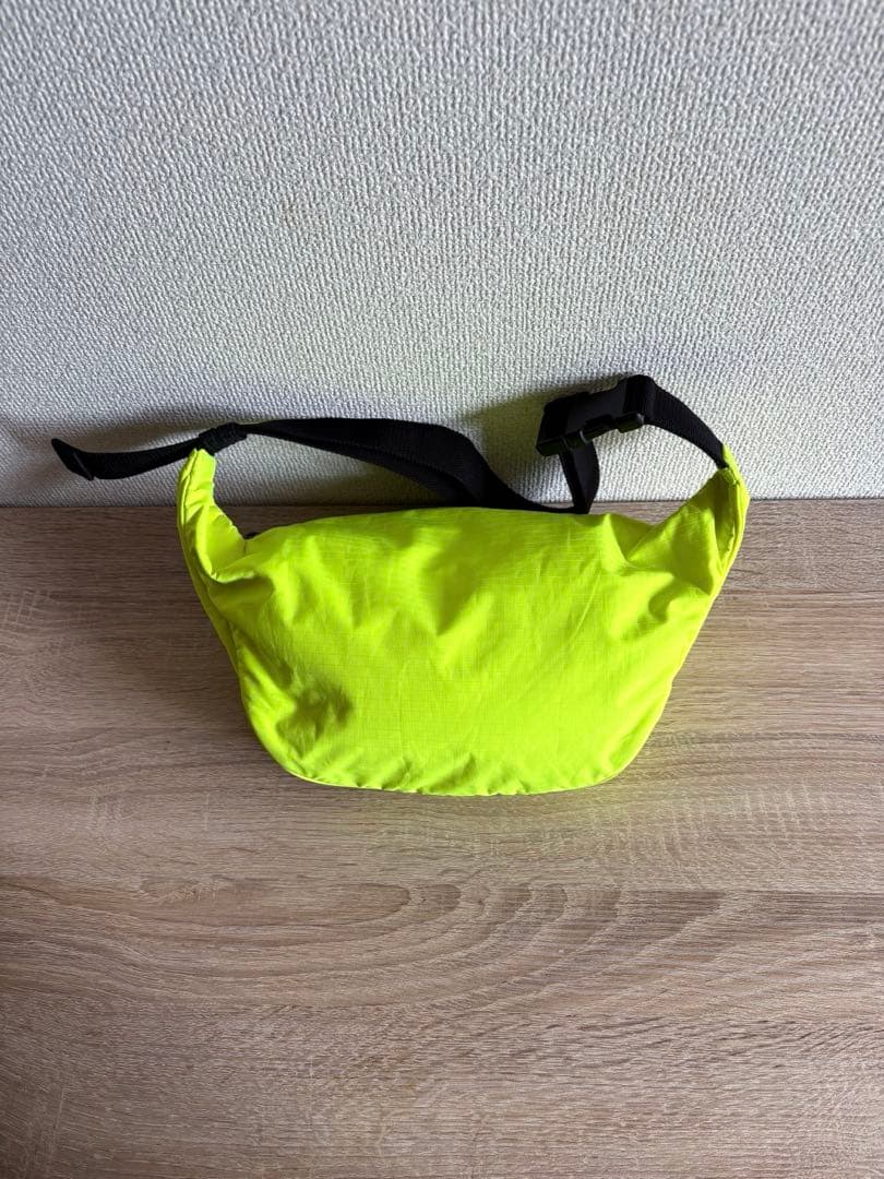 BALENCIAGA ネオンイエロー ボディバッグ