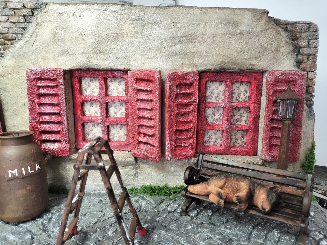 りく＆カイ　赤い窓のモルタル背景とニャンコ柄のリースプランター