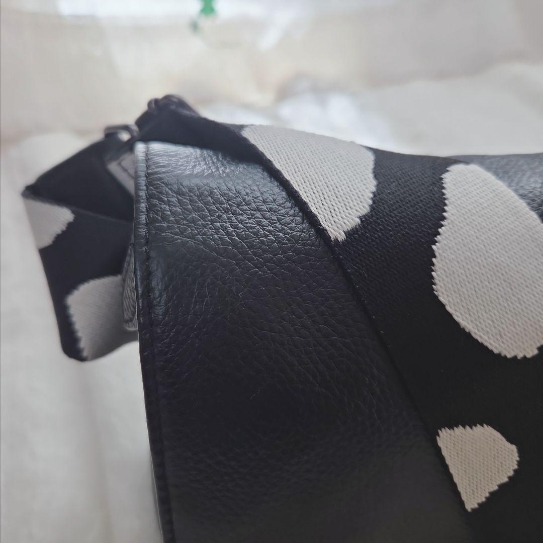 イアパピヨネ 柄ワイドテープショルダーバッグ　ダルメシアン ボディバッグ 黒