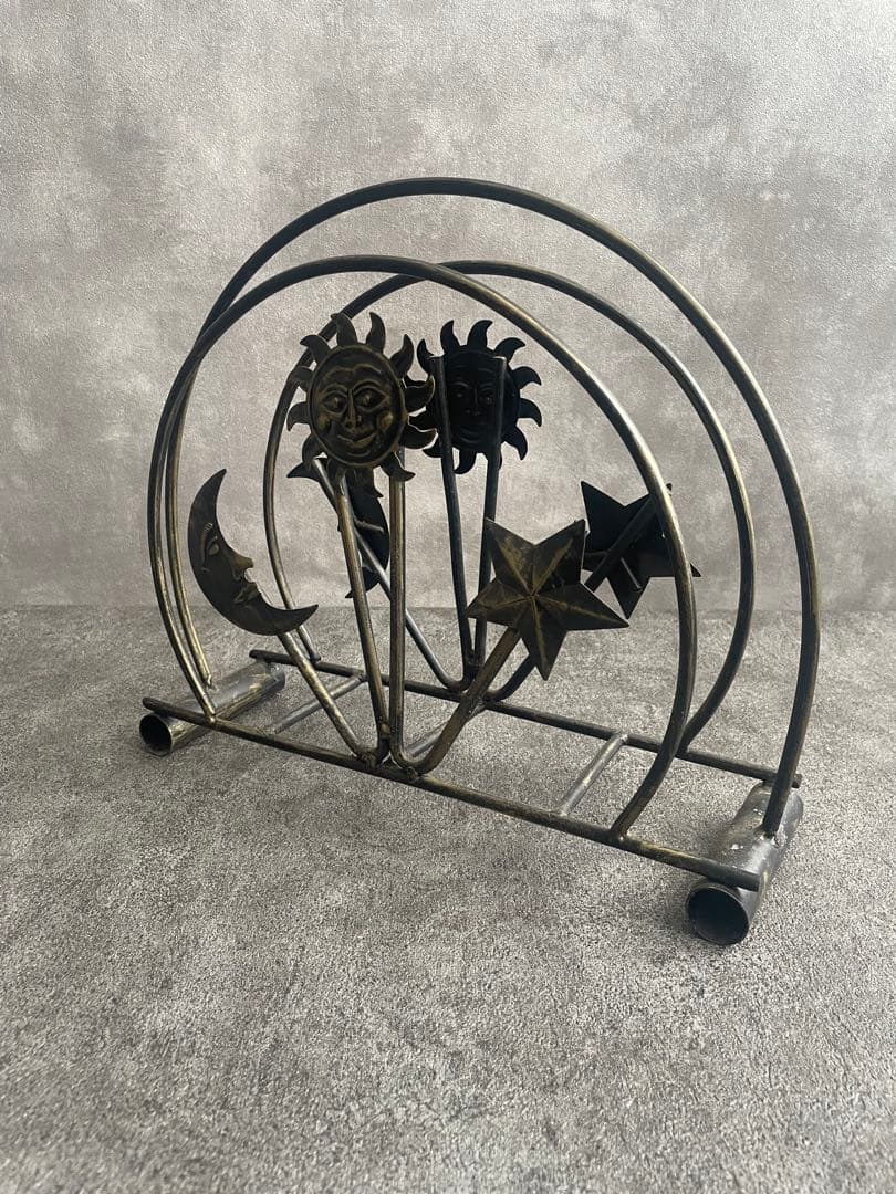 金属製のアンティークマガジンラック