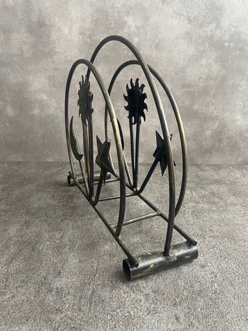 金属製のアンティークマガジンラック