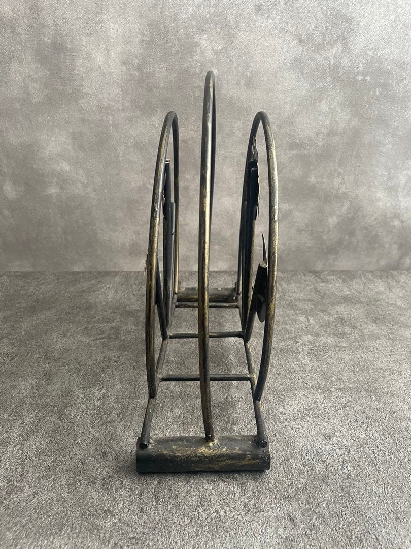 金属製のアンティークマガジンラック