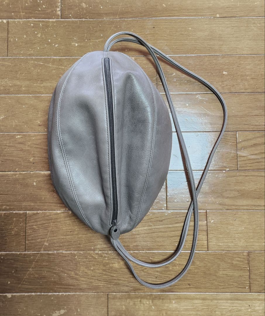 ヨーガンレール　ラグビーボールショルダーバッグ　グレージュ