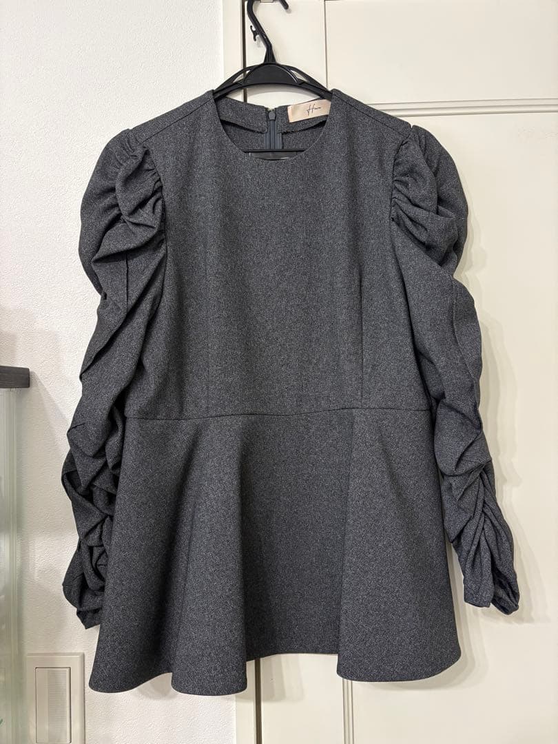 heve シャーリングペプラムブラウス チャコール