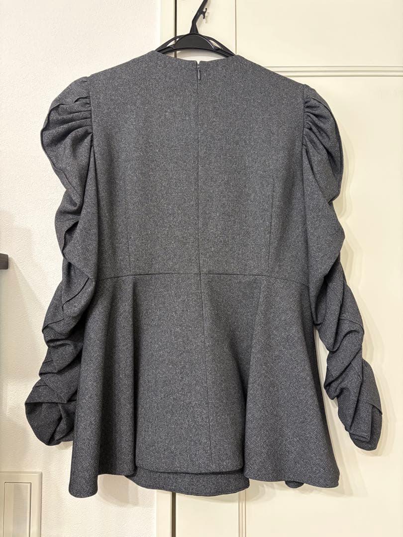 heve シャーリングペプラムブラウス チャコール