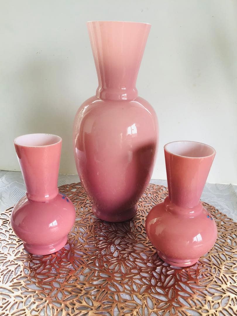 イギリスアンティーク、エナメル彩色のピンクのガラス花瓶セット