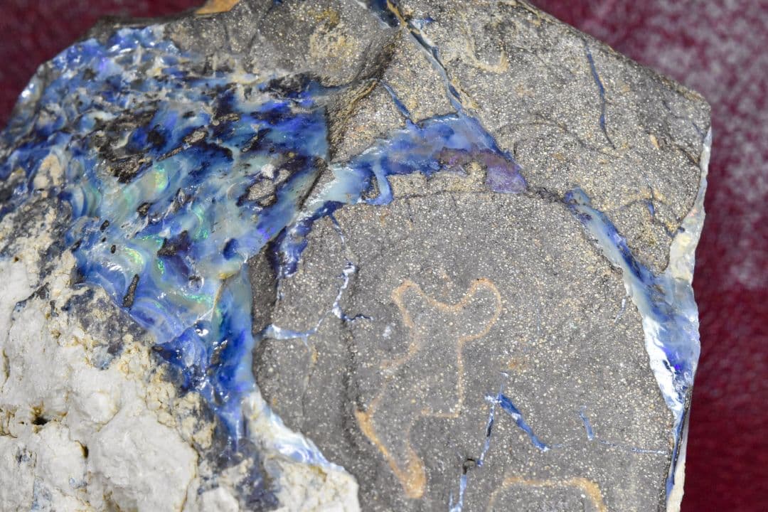 大き目 ボルダーオパール原石2140g