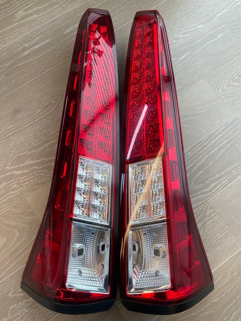 セレナ c26左右テールランプ 赤 クリア 2個セット送料込